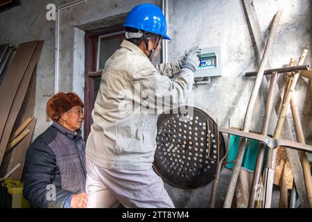 TAIZHOU, CHINE - 19 DÉCEMBRE 2023 - des travailleurs du service de réseau remplacent les lignes vieillissantes dans une maison de personnes âgées à Taizhou, province du Jiangsu, Chine, 19 décembre 202 Banque D'Images