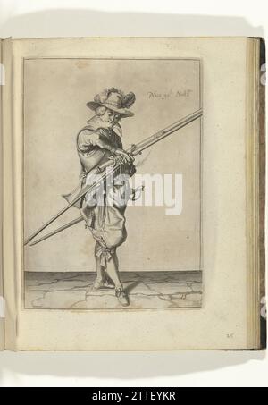 Soldat avec un mousquet qui transfère sa mèche de sa droite à sa main gauche (n° 15), ca. 1600, 1597 - 1608 Un soldat, à droite, qui tient un mousquet (un certain type d'arme à feu) et une furmeret (fourche de mousquet) avec sa main gauche (n° 15), ca. 1600. Il transmet la mèche brûlante de sa main droite à sa main gauche. Planche 15 dans les instructions pour manipuler le mousquet : Shorte instruction for the Figures, tellement Concerneth la bonne utilisation du Muskett. Partie des illustrations dans une édition anglaise de J. de Gheyns Weapons Handelhe : J. de Gheyn, The Exercise of armes for calivres, Muskettes and Pik Banque D'Images