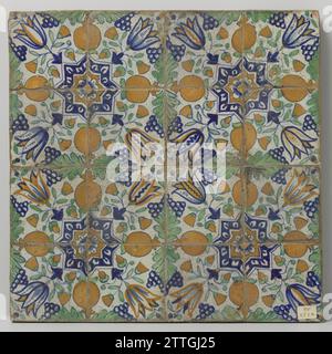 Champ de seize tuiles avec motif de grappes de raisin, tulipes, grenades et étoiles, anonyme, c. 1600 - c. 1625 champ de seize tuiles (4 x 4) avec un motif multicolore (bleu, vert, jaune, orange et violet) formé de quatre tuiles avec des grenades, grappes de raisin et tulipes autour d'une étoile. Faïence néerlandaise. Majolique de glaçage d'étain champ de seize tuiles (4 x 4) avec un motif multicolore (bleu, vert, jaune, orange et violet) formé de quatre tuiles avec des grenades, des grappes de raisin et des tulipes autour d'une étoile. Faïence néerlandaise. majolique de glaçure d'étain Banque D'Images