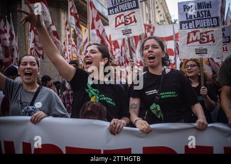 Buenos Aires, Buenos Aires, Argentine. 20 décembre 2023. Malgré les opérations de répression et d'intimidation que le gouvernement national a mises en œuvre pendant des jours, une importante mobilisation a réussi à atteindre la Plaza de Mayo (crédit image : © Daniella Fernandez Realin/ZUMA Press Wire) À USAGE ÉDITORIAL SEULEMENT! Non destiné à UN USAGE commercial ! Banque D'Images