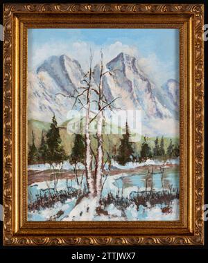 Croquis en acrylique encadré capturant une scène hivernale sereine, avec des arbres, un étang tranquille et des montagnes majestueuses dans le fond lointain. Évoquant les s. Banque D'Images