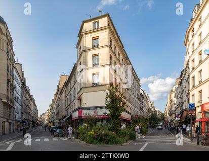 Les gens dans la rue, rue des Martyrs, Paris, France Banque D'Images