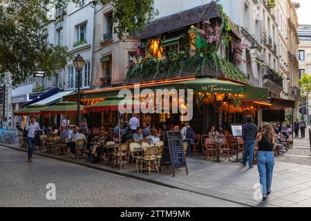 Les gens mangent dans un restaurant en plein air sur la rue Monmartre, Paris, France Banque D'Images