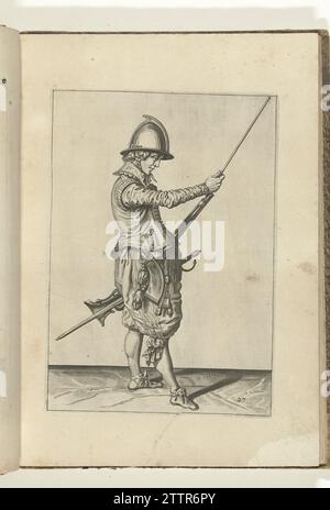 Soldat qui glisse sa poitrine de la porte dans le support sous le cours de sa barre (n° 29), ca. 1600, 1597 - 1608 Un soldat, à droite, à droite, qui tient un gouvernail (un certain type d'arme à feu) avec sa main gauche sur sa cuisse gauche et avec sa main droite la canne de chargement dans le support glisse sous la boucle (n° 29), ca. 1600. Planche 29 dans la notice de manipulation de la barre : Letter enseignement, sur la représentation des Figures, du droit maniement de l'Harquebuse. Partie des illustrations dans une édition française de J. de Gheyns Wapenhandelhe : J. de Gheyn, maniement d'armes, d'Arquebuse Banque D'Images