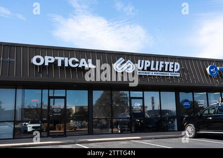 Vitrines d'entreprises de thérapie optique et physique dans le centre commercial Strip Banque D'Images