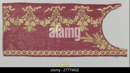 Fragment de tissu de soie rouge avec broderie en jaune et vert clair, c. 1750 fragment de tissu de soie rouge, damassé, avec broderie. Le Damast a un motif symétrique de grandes fleurs et de feuilles. Une chaîne est brodée sur un long côté et une guirlande à partir de laquelle les vignes jaillissent de l'autre long côté. Un côté court a été coupé autour et a un grain avec un rang de vin le long de la courbe. Le fragment se compose de deux fragments de couture. Soie néerlandaise. lin (matériel) broderie / fragment damassé tissu de soie rouge, damassé, avec broderie. Le Damast a un motif symétrique de grandes fleurs et lea Banque D'Images