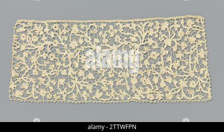 Slip Dass avec motif symétrique de nombreuses vrilles avec de petites feuilles et fleurs, anonyme, c. 1675 - c. 1699 slip Dassle de couleur naturelle côté aiguille : côté vénitien plat. Motif apparemment confus mais symétrique avec un axe vertical au milieu duquel se déplacent de nombreuses fleurs et feuilles de curling. Les motifs sont faits avec des points feston, où des motifs simples dans différentes fleurs et feuilles ont été réalisés avec des évidements. Les motifs sont reliés par un sol potente. Le haut de la bande est fini avec une cravate. Le dessous et les deux côtés courts sont finis avec un bord d'arc. Venise li Banque D'Images
