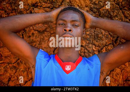 Nairobi, Kenya. 18 décembre 2023. Un jeune homme est posé pour une photo dans les rues du bidonville de Kibera à Nairobi, au Kenya. Une vue à travers la vie quotidienne à Kibera est actuellement Africaís le plus grand bidonville et les activités commerciales quotidiennes effectuées par les résidents locaux. Crédit : SOPA Images Limited/Alamy Live News Banque D'Images