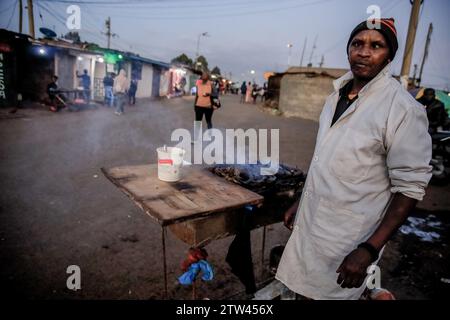 Nairobi, Kenya. 19 décembre 2023. Un homme vendant des saucisses dans le bidonville de Kibera, Nairobi. Une vue à travers la vie quotidienne à Kibera actuellement le plus grand bidonville d'Afrique et les activités commerciales quotidiennes effectuées par les résidents locaux. Crédit : SOPA Images Limited/Alamy Live News Banque D'Images