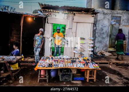 Nairobi, Kenya. 19 décembre 2023. Les colporteurs vendent leur produit dans les rues animées du bidonville de Kibera, Nairobi. Une vue à travers la vie quotidienne à Kibera est actuellement Africaís le plus grand bidonville et les activités commerciales quotidiennes effectuées par les résidents locaux. Crédit : SOPA Images Limited/Alamy Live News Banque D'Images