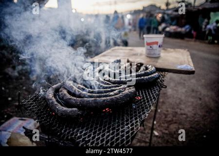 Nairobi, Kenya. 19 décembre 2023. Un homme vendant des saucisses dans le bidonville de Kibera, Nairobi. Une vue à travers la vie quotidienne à Kibera actuellement le plus grand bidonville d'Afrique et les activités commerciales quotidiennes effectuées par les résidents locaux. Crédit : SOPA Images Limited/Alamy Live News Banque D'Images