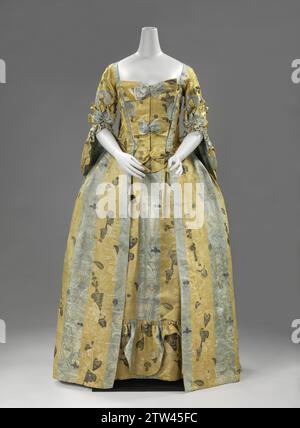 Overjapon met Rok de robe française, Anonyme, c. 1750 Ankle lange, de robe traînante derrière, à la française, de lampas rayé gris-bleu et jaune, avec des motifs bizarres tissés composés de vases, de feuilles et de motifs floraux et de figures géométriques, partiellement bruni avec du fil de métal, composé d'un overjapon (a) et d'une jupe (b). Modèle : (a) coupe droite, manches mi-longues serrées décorées d'une décoration en forme de point et munies de poignets en forme de double pago, corps ajusté avec en 1957 ajouté et composé de deux parties occupées par trois arcs (l'Echelle), sur la ba Banque D'Images