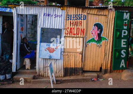 Nairobi, Kenya. 19 décembre 2023. Une femme est assise dans son magasin dans le bidonville de Kibera, Nairobi. Une vue à travers la vie quotidienne à Kibera est actuellement Africaís le plus grand bidonville et les activités commerciales quotidiennes effectuées par les résidents locaux. (Photo Donwilson Odhiambo/SOPA Images/Sipa USA) crédit : SIPA USA/Alamy Live News Banque D'Images