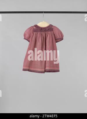 Robe pour enfants faite de trois mouchoirs avec un fond rose avec une fenêtre de sueur violette et un fond violet avec un tiret en violet, vert et blanc, Harmina Catharina Baruch-Ponstijn, 1946 Robe pour enfants fabriquée à partir de trois mouchoirs avec un stock rose avec une fenêtre violette -sueur et un stock violet avec une ligne en violet, vert et blanc. Modèle : ligne Princesse. Taille haute, à laquelle la jupe est ridée. Corps court, avec col rond et col. Manches Pofal. Deux coutures sur le devant ; Une couture au milieu. Fermeture au moyen de deux noeuds et boucles. Décoration : les mouchoirs sont traités Banque D'Images