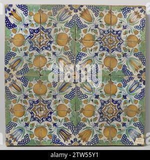 Champ de seize tuiles avec motif de grappes de raisin, tulipes, grenades et étoiles, anonyme, c. 1600 - c. 1625 champ de seize tuiles (4 x 4) avec un motif multicolore (bleu, vert, jaune, orange et violet) formé de quatre tuiles avec des grenades, grappes de raisin et tulipes autour d'une étoile. Faïence néerlandaise. Majolique de glaçage d'étain champ de seize tuiles (4 x 4) avec un motif multicolore (bleu, vert, jaune, orange et violet) formé de quatre tuiles avec des grenades, des grappes de raisin et des tulipes autour d'une étoile. Faïence néerlandaise. majolique de glaçure d'étain Banque D'Images