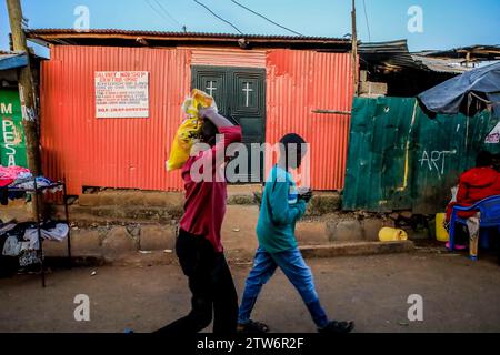 NAIROBI, Afrique. 19 décembre 2023. Les piétons passent devant les rues animées du bidonville de Kibera, Nairobi. Une vue à travers la vie quotidienne à Kibera actuellement le plus grand bidonville d'Afrique et les activités commerciales quotidiennes effectuées par les résidents locaux. (Image de crédit : © Donwilson Odhiambo/ZUMA Press Wire) USAGE ÉDITORIAL SEULEMENT! Non destiné à UN USAGE commercial ! Banque D'Images