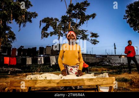 NAIROBI, Afrique. 19 décembre 2023. Un colporteur postule dans les rues du bidonville de kibera, Nairobi. Une vue à travers la vie quotidienne à Kibera actuellement le plus grand bidonville d'Afrique et les activités commerciales quotidiennes effectuées par les résidents locaux. (Image de crédit : © Donwilson Odhiambo/ZUMA Press Wire) USAGE ÉDITORIAL SEULEMENT! Non destiné à UN USAGE commercial ! Banque D'Images