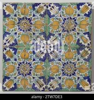 Champ de seize tuiles avec motif de grappes de raisin, grenades, tulipes et étoiles, anonyme, c. 1600 - c. 1625 champ de seize tuiles (4 x 4) avec un motif multicolore (bleu, vert, jaune, orange et violet) formé de quatre tuiles avec des grenades, grappes de raisin et tulipes autour d'une étoile. Dans les coins, un quart de rosette. Faïence néerlandaise. Majolique de glaçage d'étain champ de seize tuiles (4 x 4) avec un motif multicolore (bleu, vert, jaune, orange et violet) formé de quatre tuiles avec des grenades, des grappes de raisin et des tulipes autour d'une étoile. Dans les coins, un quart de rosette. Pays-Bas Banque D'Images