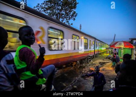 NAIROBI, Afrique. 19 décembre 2023. Tard dans la soirée, le train de passagers Nairobi à Kisumu passe devant le bidonville de Kibera à Nairobi. Une vue à travers la vie quotidienne à Kibera actuellement le plus grand bidonville d'Afrique et les activités commerciales quotidiennes effectuées par les résidents locaux. (Image de crédit : © Donwilson Odhiambo/ZUMA Press Wire) USAGE ÉDITORIAL SEULEMENT! Non destiné à UN USAGE commercial ! Banque D'Images