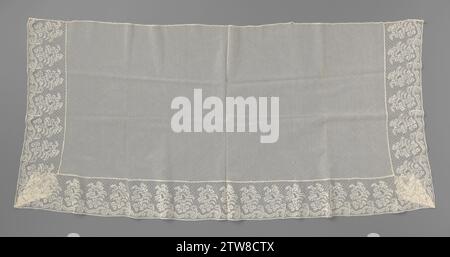 Voile avec une bande de canette avec 'plumes de diamants', anonyme, c. 1900 - c. 1924 voile sur trois côtés garni d'une bande de côté torway naturel : côté Lillese. Sur un stock de mailles parsemé de mushes, une rangée de branches incurvées d'un côté, couronnées d'une fleur et de feuilles, formées comme des plumes de diamant. La rangée est accompagnée d'une ligne de vague de ces «plumes de diamant» et framboises le long de la droite à l'extérieur. Belgique (éventuellement) lin (matière) dentelle canette / dentelle Lille voile sur trois côtés garnie d'une bande de côté torway naturel : côté Lillese. Sur un stock de maille parsemé de mushes, une rangée d'un -si Banque D'Images