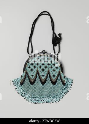 Sac de rangement avec un support en fer semi-circulaire, sur lequel un sac avec un motif de perles bleu clair, perles en acier de couleur argentée et gitten noir, anonyme, c. 1875 - c. 1885 Sac de rangement avec un support en fer noir semi-circulaire et une fermeture coupée. Quatre ouvertures étroites à l'avant, rendant visible la doublure verte-grise. Le sac est entièrement fait de perles bleu clair, perles d'acier couleur argent et gitten noir. À l'avant, la partie supérieure du motif se compose d'étoiles noires et argentées contre une fondation bleue, à mi-chemin une orbite swing de couleur noire et argentée forme une séparation avec le pa inférieur Banque D'Images