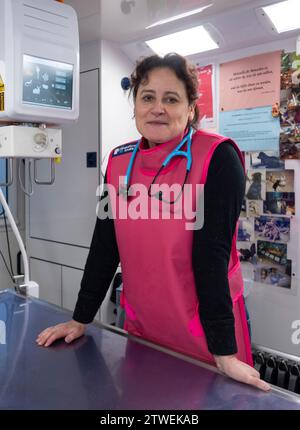 Berlin, Allemagne. 24 novembre 2023. Vet Jeanette Klemmt se tient dans son cabinet vétérinaire mobile lors d’une consultation. Le projet HundeDoc traite principalement les animaux appartenant à des jeunes et des jeunes adultes démunis qui vivent principalement dans la rue ou dans les espaces publics et reçoivent des soins socio-éducatifs. (À dpa-KORR 'médecin et conseiller : Berlin Woman prend soin des animaux sans domiciles') crédit : Monika Skolimowska/dpa/Alamy Live News Banque D'Images