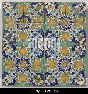 Champ de seize tuiles avec motif de grappes de raisin, grenades, tulipes et étoiles, anonyme, c. 1600 - c. 1625 champ de seize tuiles (4 x 4) avec un motif multicolore (bleu, vert, jaune, orange et violet) formé de quatre tuiles avec des grenades, grappes de raisin et tulipes autour d'une étoile. Dans les coins, un quart de rosette. Faïence néerlandaise. Majolique de glaçage d'étain champ de seize tuiles (4 x 4) avec un motif multicolore (bleu, vert, jaune, orange et violet) formé de quatre tuiles avec des grenades, des grappes de raisin et des tulipes autour d'une étoile. Dans les coins, un quart de rosette. Pays-Bas Banque D'Images