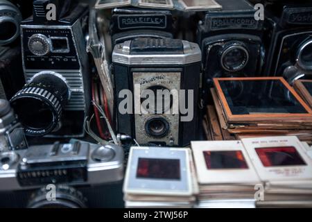 Magasins artefacts à Chor Bazaar Mumbai Banque D'Images