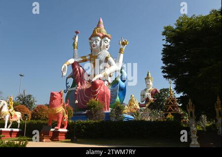 Une grande statue extérieure de Brahma à quatre faces et à quatre mains représente les croyances multiculturelles des bouddhistes situés au temple de Wat Saeng Kaew Phothiyan. Banque D'Images