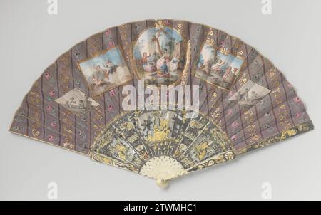 Gamme de pliage avec double feuille de cuir mince et peinture à la gouache; fronture d'ivoire, ajour et relief coupé avec or et argent surmonté et fond de nacre, clou de stras, anonyme, c. 1770 - c. 1780 gamme pliante avec double feuille de cuir mince et peinture à la gouache; fronture d'ivoire, ajour et relief coupé avec or et argent surmonté et fond de nacre, clin de fermeture avec stras. Sur un stock à rayures verticales entre lesquelles roses et guirlandes de fleurs, qui présente une relation étroite avec les tissus de soie français de cette période, un ovale et deux RE Banque D'Images