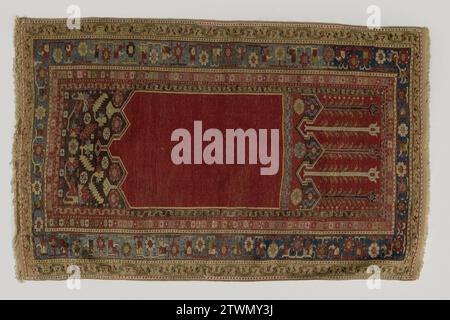 Tapis de soumission avec panneaux Downwars, Ladik ,, 1800 - 1900 tapis de prière avec panneaux Downwars, Ladik. Milieu de terrain : mihrab rouge Uni avec dessus en trois parties avec augmentation moyenne. Zwikken en aubergine avec des feuilles dentées en rouge et jaune clair et avec des œillets multicolores. Un bord de bilt sous la niche se saisit dans un panneau de fond rouge, avec cinq tulipes suspendues en violet (3) et bleu clair (2). Arêtes : multiples. Celui du milieu est en bleu, courant jusqu'au bleu clair, sur lequel se dressent des vrilles angulaires avec des rosettes multicolores. Le zoom intérieur est en rose décoloré, sur lequel se tiennent des rosettes. Le zoom extérieur est jaune avec le Banque D'Images