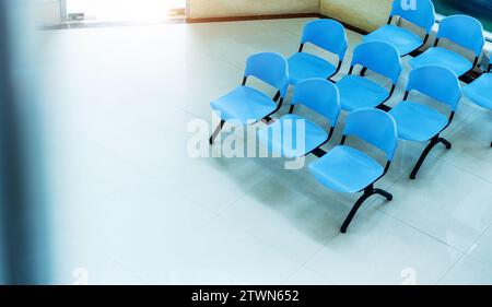 Salle d'attente de l'hôpital avec quelques chaises vides Banque D'Images