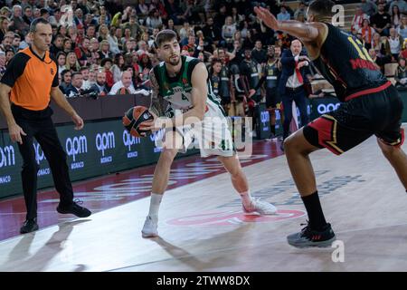 Monaco, Monaco. 20 décembre 2023. Le joueur #12 de L'AS Monaco, Petr Cornelie et le joueur #41 de Panathinaikos Juancho Hernangomez sont vus en action lors de la défaite de L'AS Monaco contre le club grec Panathinaikos (90-91) lors de la quinzième journée de l'Euroleague Turkish Airlines Basketball au hall Gaston Medecin à Monaco le 20 décembre 2023. Photo de Laurent Coust/ABACAPRESS.COM. Crédit : Abaca Press/Alamy Live News Banque D'Images