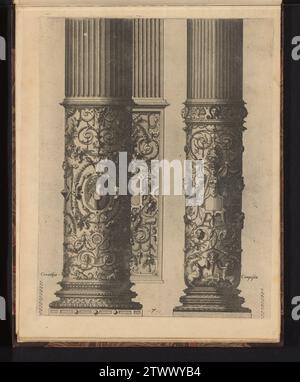 Twee «colonnes ont été portées» dans la Korinthische en composiete Orde, 1565 deux «Columnae Caelatae dans l'ordre Corinthien et composite, décorées de grotesken, guirlandes et vignes à feuilles. Sur la colonne de gauche se trouve un ovale au milieu avec la tête d'un homme courbé. Une figure féminine est piégée sur la colonne de droite. Au bas deux cents. Derrière la colonne de gauche se trouve une partie d'un pilaster scanné. Une échelle a été indiquée deux fois sur l'impression. L'impression fait partie d'un album. Papier d'Anvers gravure de deux 'Columnae Caelatae dans l'ordre corinthien et composite, décoré de grotesken, guirlandes et vignes à feuilles. Activé Banque D'Images