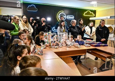 Non exclusive : ZAPORIZHZHIA, UKRAINE - 20 DÉCEMBRE 2023 - des enfants sont photographiés lors d'un événement sur la création du manuel de sécurité des mines auquel ont participé les participants Banque D'Images