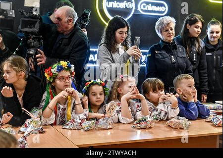 Non exclusive : ZAPORIZHZHIA, UKRAINE - 20 DÉCEMBRE 2023 - des enfants sont photographiés lors d'un événement sur la création du manuel de sécurité des mines auquel ont participé les participants Banque D'Images