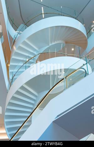 Un escalier circulaire intérieur dans l'AMP Quay Quarter Building situé à Phillip Street, Sydney, Australie Banque D'Images