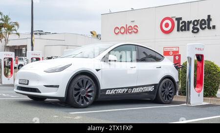 RUNAWAY BAY, QUEENSLAND, AUSTRALIE. 21 décembre 2023, voiture Tesla en charge au centre commercial Runaway Bay, Queensland, Australie. Banque D'Images