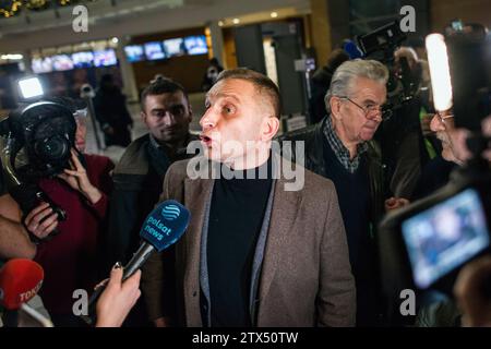 Robert Bakiewicz, un activiste ultra nationaliste, s'adresse à la presse lors d'un sit-in au siège de la télévision publique TVP. Le nouveau gouvernement pro-Union européenne polonais a déclaré mercredi qu'il avait changé les directeurs de la télévision d'État en Pologne connue sous le nom de TVP, radio et agence de presse gouvernementale alors qu'il s'engageait sur la voie de la libération des médias publics du contrôle politique de l'administration conservatrice nationaliste précédente. Le cabinet du Premier ministre Donald Tusk, qui a pris ses fonctions la semaine dernière, a fait de la restauration de l’objectivité et de la liberté d’expression dans l’État medi une priorité Banque D'Images