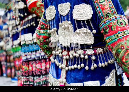 Femmes chinoises en vêtements de festival traditionnels bleus et accessoires en argent Banque D'Images