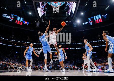 Charlotte, Caroline du Nord, États-Unis. 20 décembre 2023. Oklahoma Sooners garde Otega Oweh (3) tire autour de l'attaquant Tar Heels de Caroline du Nord Jalen Washington (13) dans le Jumpman Invitational 2023 au Spectrum Center à Charlotte, NC. (Scott Kinser/CSM). Crédit : csm/Alamy Live News Banque D'Images