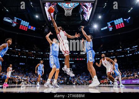 Charlotte, Caroline du Nord, États-Unis. 20 décembre 2023. Oklahoma Sooners garde Otega Oweh (3) tire contre les Tar Heels de Caroline du Nord lors du Jumpman Invitational 2023 au Spectrum Center à Charlotte, NC. (Scott Kinser/CSM). Crédit : csm/Alamy Live News Banque D'Images