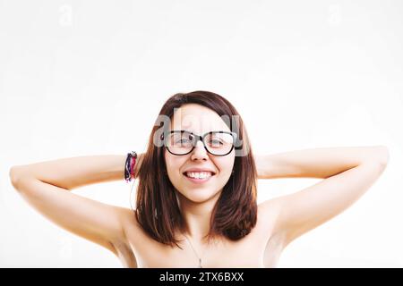 Exubérante et détendue, la femme avec des lunettes élégantes et un comportement joyeux illumine l'espace Banque D'Images