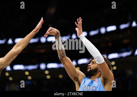 Charlotte, Caroline du Nord, États-Unis. 20 décembre 2023. North Carolina Tar Heels garde RJ DAVIS (4) regarde la balle après avoir tiré un trois (crédit image : © Maxwell Vittorio/ZUMA Press Wire) USAGE ÉDITORIAL SEULEMENT! Non destiné à UN USAGE commercial ! Banque D'Images