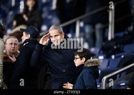 Paris, France. 21 décembre 2023. L'acteur français Medi Sadoun lors du match de football de Ligue 1 entre le Paris Saint-Germain PSG et le FC Metz au Parc des Princes à Paris, France, le 20 décembre 2023. Crédit : Victor Joly/Alamy Live News Banque D'Images