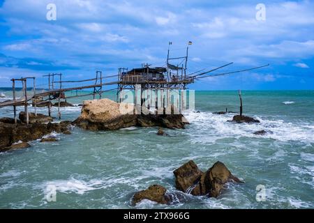 Un Trabucco, une ancienne construction de pêche, encore utilisé le long de la côte Adriatique des Abruzzes. Banque D'Images