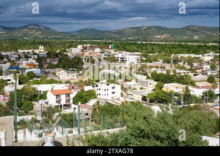 vue panoramique sur le vieux San Jose del Cabo avec drapeau mexicain pris du 1 de Mayo Park. Banque D'Images