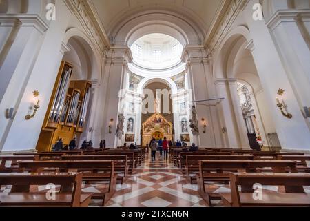 Décoration intérieure, bancs de prière et la petite église de Porziuncola à l'intérieur de l'église Basilica di Santa Maria degli Angeli. Banque D'Images