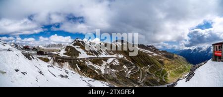 Une vue depuis le sommet du col du Stelvio près de Bormio, Italie Banque D'Images