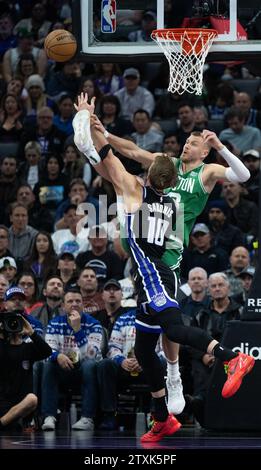 Sacramento, Californie, États-Unis. 20 décembre 2023. Le centre des Celtics de Boston Kristaps Porzingis (8) attaque l'attaquant des Kings de Sacramento Domantas Sabonis (10) lors d'un match NBA au Golden 1 Center le mercredi 20 décembre 2023. (Image de crédit : © Paul Kitagaki Jr./ZUMA Press Wire) USAGE ÉDITORIAL SEULEMENT! Non destiné à UN USAGE commercial ! Banque D'Images